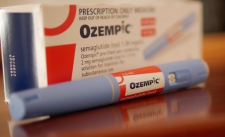 Ozempic is een diabetesmedicijn dat vaak wordt gebruikt voor gewichtsverlies, maar dat brengt risico’s met zich mee. Hier lees je waarom